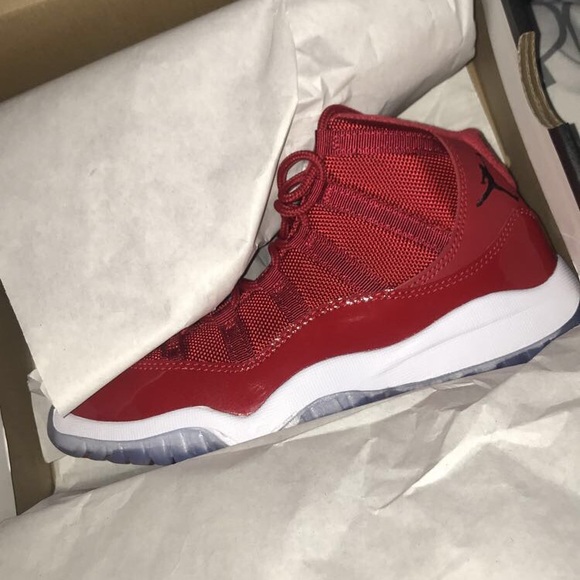Gym Red Retro 11s